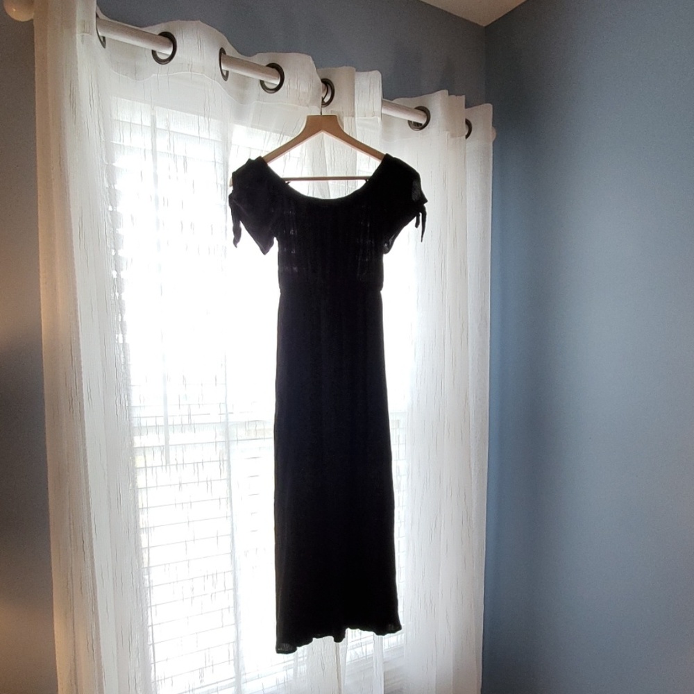 Elegant, casual black maxi dress